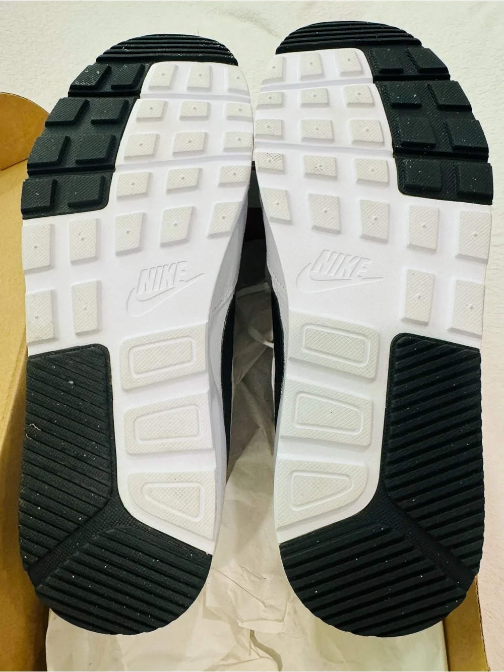 Nike Air Max. Black/White.